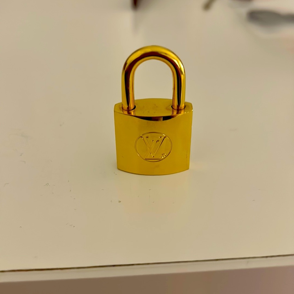 Louis Vuitton lock no key